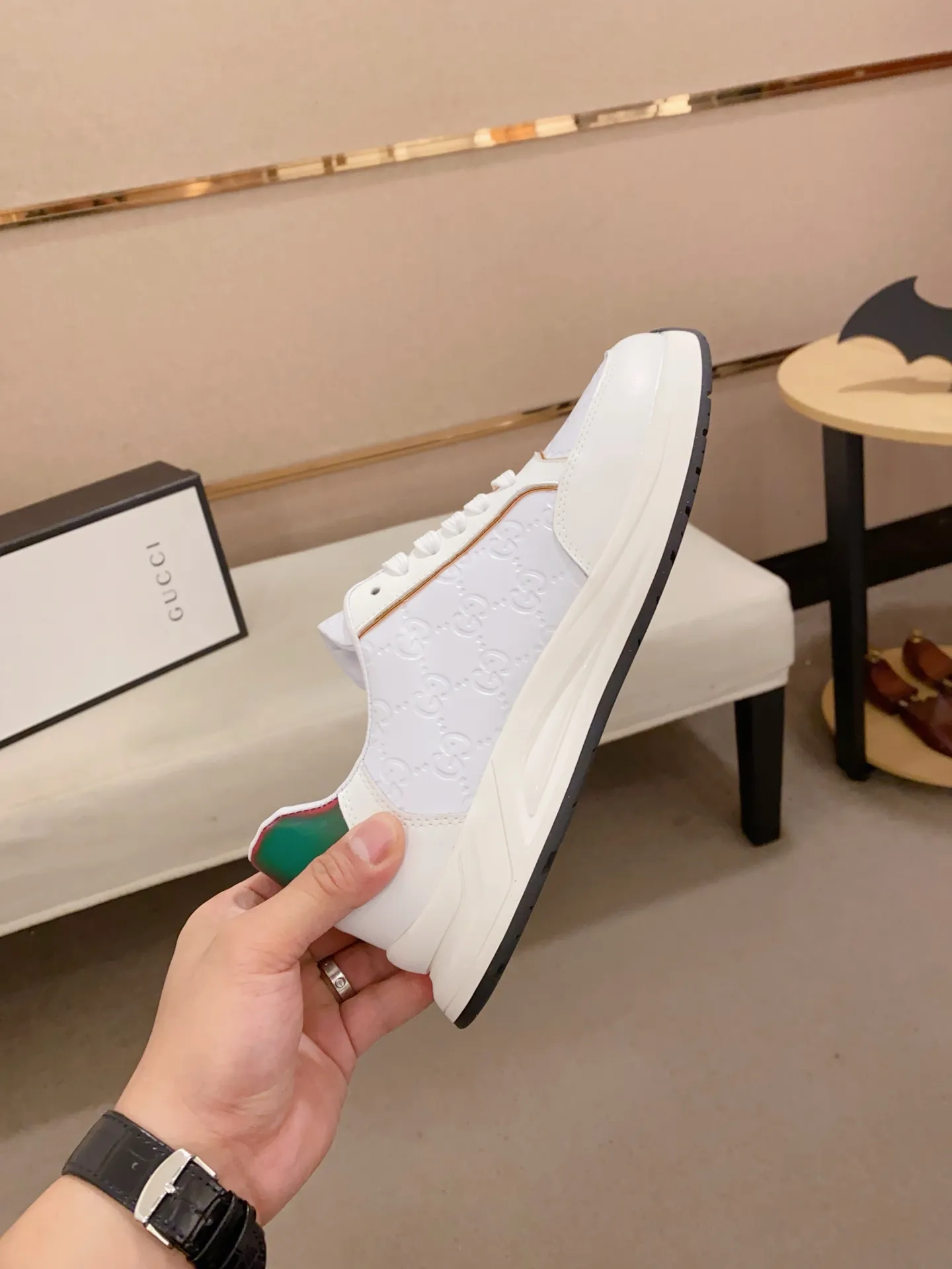 Men's shoes💰 420💰The new GUCCI (Gucci) counters are launched simultaneously. The new men's shoes, 😘fabrics are selected from imported cowhide, and the lining is sheepskin lining. 👍🏿 High-end ☄️ air-cushion molded anti-slip rubber outsole, exquisite lines, simple and elegant, comfortable and high-end for leisure travel. Code number: 38 to 44 (45 can be customized and cannot be returned or exchanged)